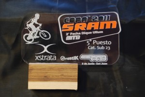 Premio acrílico con vinílico, base de madera - Copa Sram 2011 San Juan