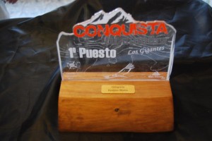 Premio acrílico con base de madera - Conquista Tu Cumbre - Mina Clavero