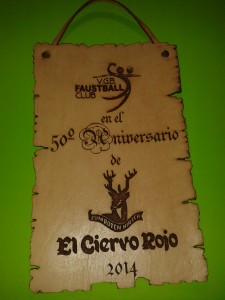 Reconocimiento en cuero, corte pergamino - 50º ANIVERSARIO EL CIERVO ROJO - V.G.B.